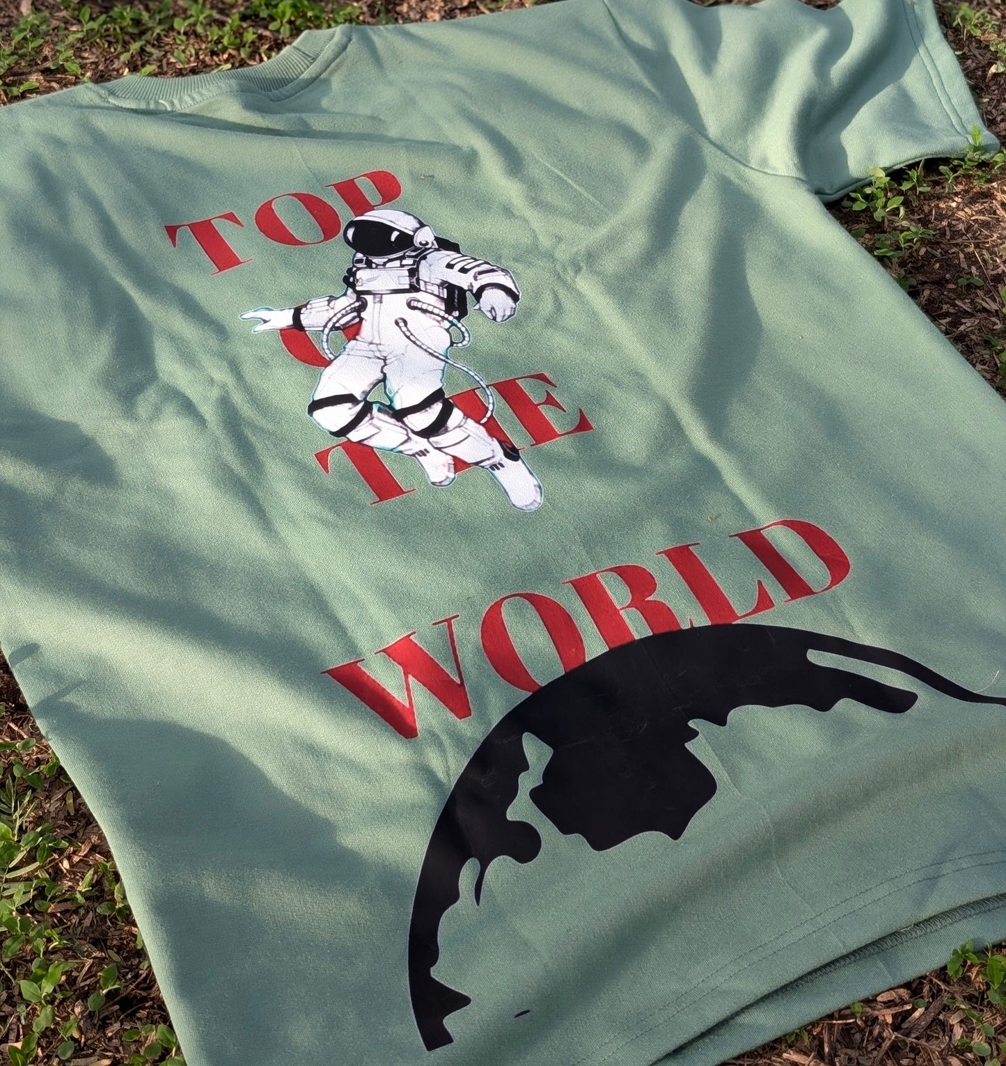 TOP OF THE WORLD - Oversized T Shirt