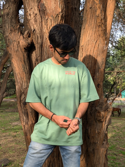 TOP OF THE WORLD - Oversized T Shirt